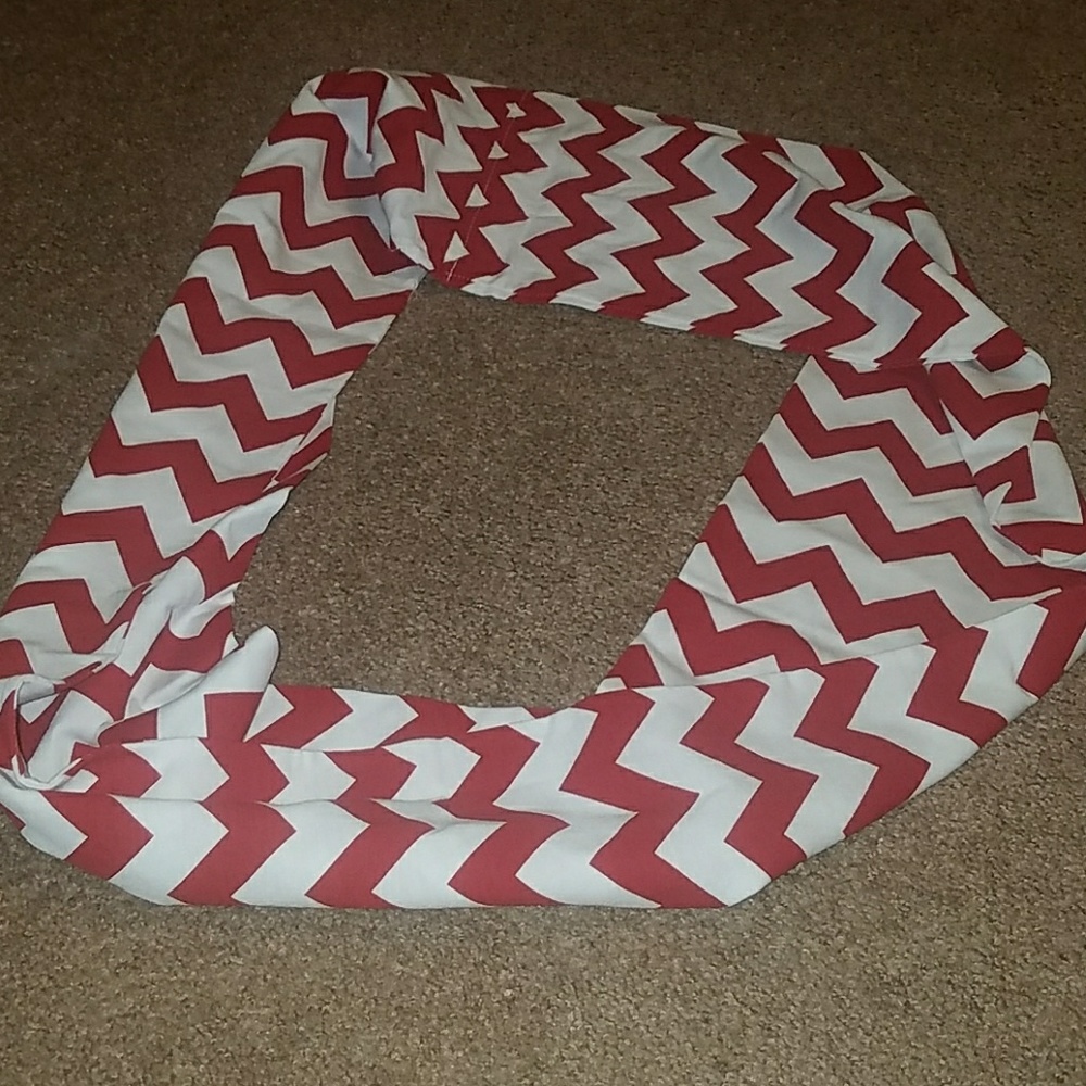 Red and white chevron halo scarf